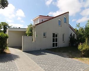 Vakantiehuis D 617 in De Cocksdorp, Texel, biedt een gezellige buitenruimte met een charmante tuin en moderne architectuur.