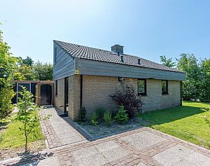 Vakantiehuis A 103 in De Cocksdorp, Texel biedt een serene buitenruimte met groene tuin en uitnodigend terras, ideaal voor ontspanning.