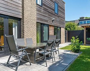 Geniet van de zonnige tuin en het terras van Vakantiehuis A 103 in De Cocksdorp, Texel, ideaal voor een ontspannen verblijf op de Waddeneilanden.