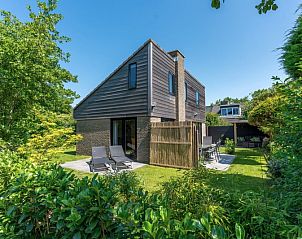 Vakantiehuis A 103 in De Cocksdorp, Texel, biedt een serene tuin met terras, ideaal voor ontspanning in de natuur van de Waddeneilanden.