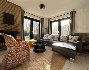 Gezellige woonkamer in Vakantiehuis C 059, De Cocksdorp, Texel met comfortabele zithoek en uitzicht op de tuin.