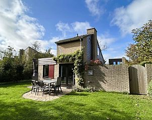 Geniet van de tuin en het terras bij Vakantiehuis B 203 in De Cocksdorp, Texel, een charmant verblijf op de Waddeneilanden.