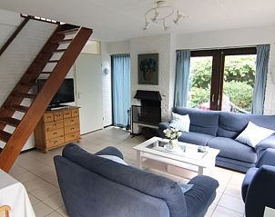 Gezellige woonkamer van Vakantiehuis B 203 in De Cocksdorp, Texel. Comfortabele zithoek met uitzicht op de groene omgeving van de Waddeneilanden.