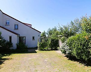 Vakantiehuis D 685 in De Cocksdorp, Texel biedt een serene buitenruimte met weelderige tuin en zonnig terras, ideaal voor ontspanning.
