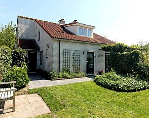 Vakantiehuis D 685 in De Cocksdorp, Texel, biedt een charmante buitenruimte met groene tuin en uitnodigend terras op de Waddeneilanden.