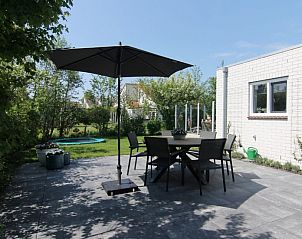 Geniet van de zonnige tuin en terras bij Vakantiehuis D 685 in De Cocksdorp, Texel, perfect voor een ontspannen verblijf op de Waddeneilanden.