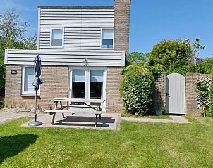 Vakantiehuis B 223 in De Cocksdorp, Texel, met zonnig terras en groene tuin, ideaal voor een ontspannen verblijf op de Waddeneilanden.