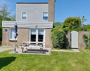 Vakantiehuis B 223 in De Cocksdorp, Texel, met zonnig terras en groene tuin, ideaal voor ontspannen verblijf op de Waddeneilanden.