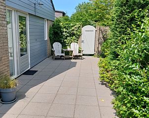 Ontspannen terras bij Vakantiehuis B 223 in De Cocksdorp, Texel. Geniet van de rust en groene omgeving op het Waddeneiland.