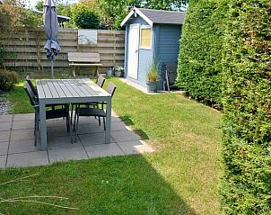 Gezellige tuin van Vakantiehuis B 223 in De Cocksdorp, Texel, met terras en groene omgeving voor een ontspannen verblijf op de Waddeneilanden.