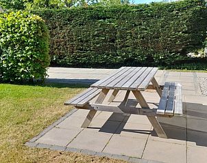 Geniet van de buitenruimte bij Vakantiehuis B 223 in De Cocksdorp, Texel, met een uitnodigend terras en picknicktafel voor ontspanning.