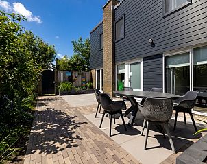 Geniet van het zonnige terras bij Vakantiehuis A 109 in De Cocksdorp, Texel. Perfect voor ontspanning te midden van de Waddeneilanden.