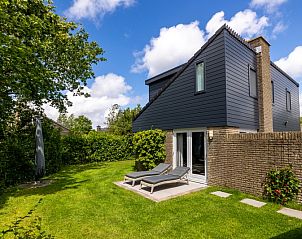 Vakantiehuis A 109 in De Cocksdorp, Texel biedt een serene tuin met ligstoelen, perfect voor ontspanning op de Waddeneilanden.