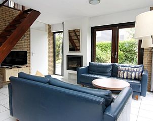 Gezellige woonkamer van Vakantiehuis B 373 in De Cocksdorp, Texel, met comfortabele zithoek en uitzicht op de groene tuin.