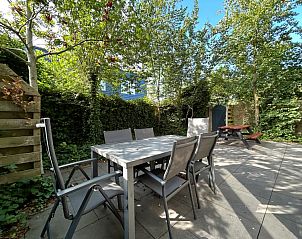 Geniet van de rust op het terras van Vakantiehuis A 343 in De Cocksdorp, Texel, omgeven door groene natuur op de Waddeneilanden.