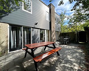 Ontspan op het ruime terras van Vakantiehuis A 343 in De Cocksdorp, Texel, omgeven door de serene natuur van de Waddeneilanden.