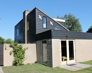 Vakantiehuis A 245 in De Cocksdorp, Texel, biedt een moderne buitenkant met een ruime tuin, ideaal voor een ontspannen verblijf op de Waddeneilanden.