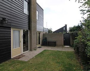 Vakantiehuis A 245 in De Cocksdorp, Texel biedt een gezellige buitenruimte met terras en tuin in de serene omgeving van de Waddeneilanden.