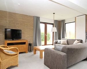 Gezellige woonkamer van Vakantiehuis A 245 in De Cocksdorp, Texel, met comfortabele zithoek en uitzicht op de tuin.