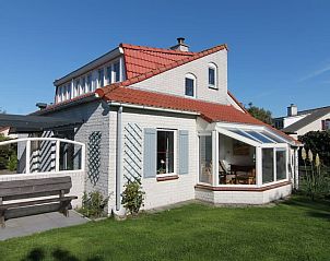 Vakantiehuis D 493 in De Cocksdorp, Texel biedt een charmant terras en zonnige tuin voor een ontspannen verblijf op de Waddeneilanden.