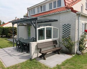 Vakantiehuis D 493 in De Cocksdorp, Texel met uitnodigend terras en groene tuin, ideaal voor een ontspannen verblijf op de Waddeneilanden.