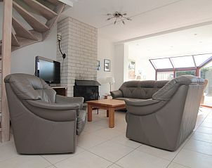 Gezellige woonkamer in Vakantiehuis D 493, De Cocksdorp, Texel, met comfortabele banken en veel natuurlijk licht voor een ontspannen verblijf.