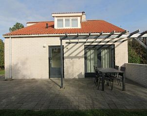 Vakantiehuis D 615 in De Cocksdorp, Texel met een ruime veranda en buitenzitje, ideaal voor ontspanning op de Waddeneilanden.