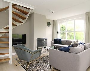 Gezellige woonkamer in Vakantiehuis D 615, De Cocksdorp, Texel, met moderne inrichting en uitzicht op de groene omgeving van de Waddeneilanden.