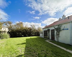 Vakantiehuis D 429 in De Cocksdorp, Texel biedt een ruime tuin en serene omgeving op de Waddeneilanden.