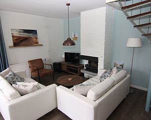 Gezellige woonkamer van Vakantiehuis D 429 in De Cocksdorp, Texel, met comfortabele zitruimte en moderne inrichting op de Waddeneilanden.