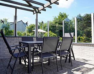 Geniet van het zonnige terras van Vakantiehuis D 669 in De Cocksdorp, Texel, met uitzicht op de groene omgeving van de Waddeneilanden.