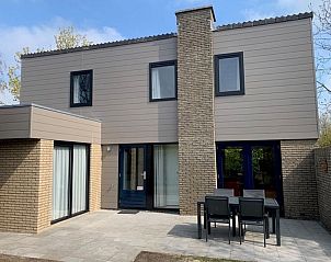 Vakantiehuis C 067 in De Cocksdorp, Texel, toont een modern terras met buitenmeubilair, ideaal voor ontspanning op de Waddeneilanden.