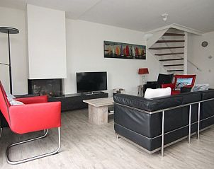 Gezellige woonkamer van Vakantiehuis D 477 in De Cocksdorp, Texel, met moderne inrichting en comfortabele zithoek.