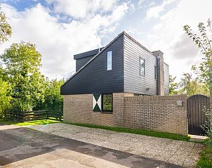 Vakantiehuis C 137 in De Cocksdorp, Texel, biedt een moderne uitstraling met een prachtig uitzicht op de groene omgeving van de Waddeneilanden.