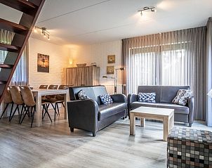Gezellige woonkamer van Vakantiehuis C 137 in De Cocksdorp, Texel, met comfortabele zithoek en eetgedeelte voor een ontspannen verblijf.