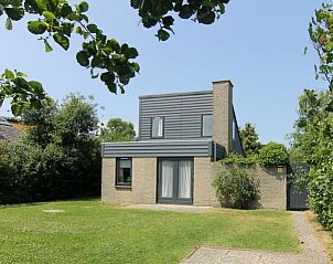 Vakantiehuis B 271 in De Cocksdorp, Texel biedt een serene tuin en moderne architectuur voor een ontspannen verblijf op de Waddeneilanden.