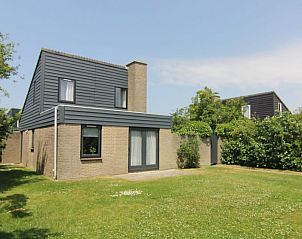 Vakantiehuis B 271 in De Cocksdorp, Texel biedt een serene tuin en moderne architectuur voor een ontspannen verblijf op de Waddeneilanden.