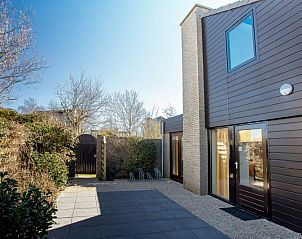 Vacation home B 195 in De Cocksdorp, Texel offers a sunny terrace with modern architecture and natural surroundings on the Wadden Islands.