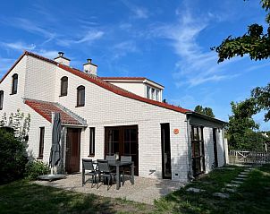 Vakantiehuis D 709 in De Cocksdorp, Texel met zonnig terras en landelijke omgeving, ideaal voor een ontspannen verblijf op de Waddeneilanden.