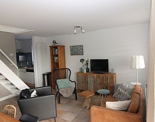 Gezellige woonkamer van Vakantiehuis B 127 in De Cocksdorp, Texel. Comfortabele zithoek en rustieke inrichting op de Waddeneilanden.