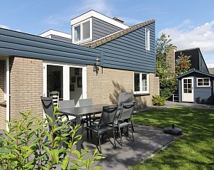 Geniet van het zonnige terras bij Vakantiehuis A 345 in De Cocksdorp, Texel, een perfecte plek voor ontspanning op de Waddeneilanden.