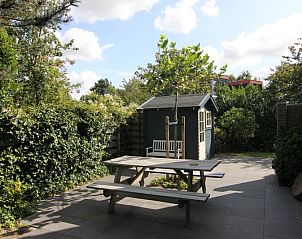 Geniet van de zonnige tuin met picknicktafel bij Vakantiehuis A 345 in De Cocksdorp, Texel. Perfect voor ontspannen buitenmomenten.