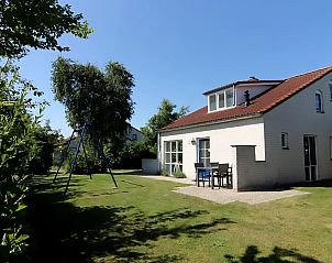 Vakantiehuis D 730 in De Cocksdorp, Texel, met ruime tuin en terras omgeven door groen, ideaal voor een ontspannen verblijf op de Waddeneilanden.