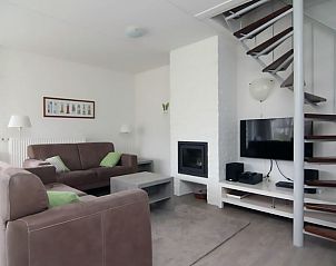 Gezellige woonkamer van Vakantiehuis D 730 in De Cocksdorp, Texel met moderne inrichting en comfortabele zithoek.