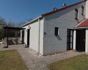 Vakantiehuis D 437 in De Cocksdorp, Texel biedt een zonnig terras met comfortabele zitgelegenheid voor een ontspannen verblijf op de Waddeneilanden.
