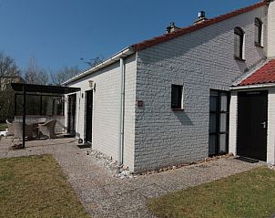 Vakantiehuis D 437 in De Cocksdorp, Texel met zonnig terras en rustige tuin, ideaal voor ontspannen verblijf op de Waddeneilanden.