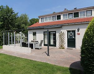 Vakantiehuis D 758 in De Cocksdorp, Texel met zonnig terras en groene omgeving op de Waddeneilanden.