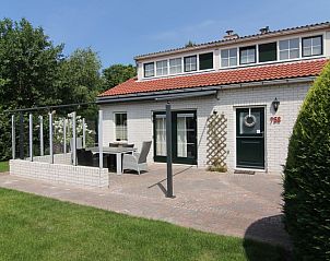 Vakantiehuis D 758 in De Cocksdorp, Texel met zonnig terras en groene omgeving voor een ontspannen verblijf op de Waddeneilanden.