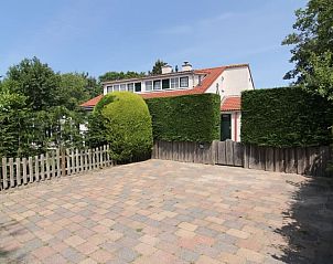 Vakantiehuis D 758 in De Cocksdorp, Texel met ruime oprit en groene omgeving, ideaal voor een ontspannen verblijf op de Waddeneilanden.