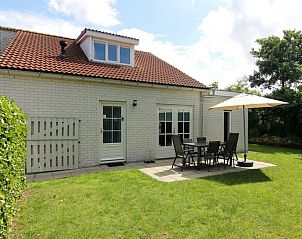 Genieen Sie den sonnigen Garten und die Terrasse des Ferienhauses D 618 in De Cocksdorp, Texel, ideal fr einen entspannten Aufenthalt auf den Watteninseln.